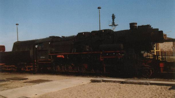Pictured in the yard at Bw Stassfurt, 52 8134-0 was in good condition though stored out of use. Rebuilt from 52 7138 in 65 (Weiner Lokofmotivfabrik 16581/1943) 2Mar97
